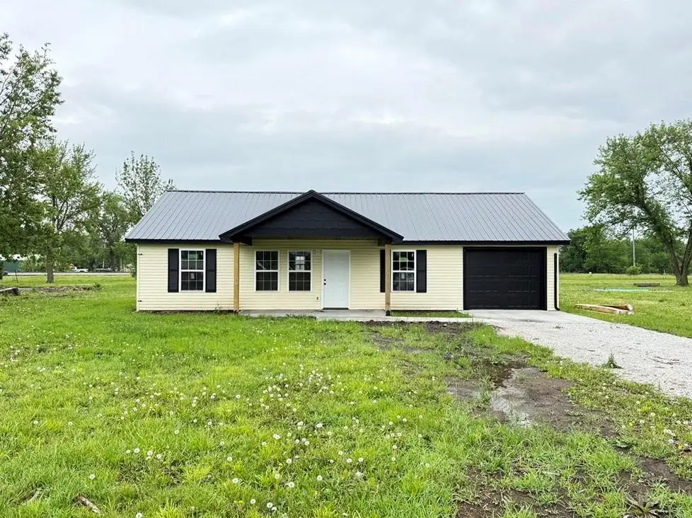 104 W Barrett Avenue, Walker, MO 64790 - #1