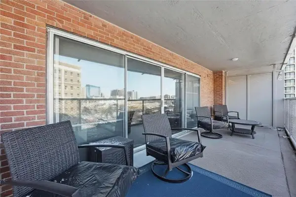 310 W 49th Street #201, Kansas City, MO 64112