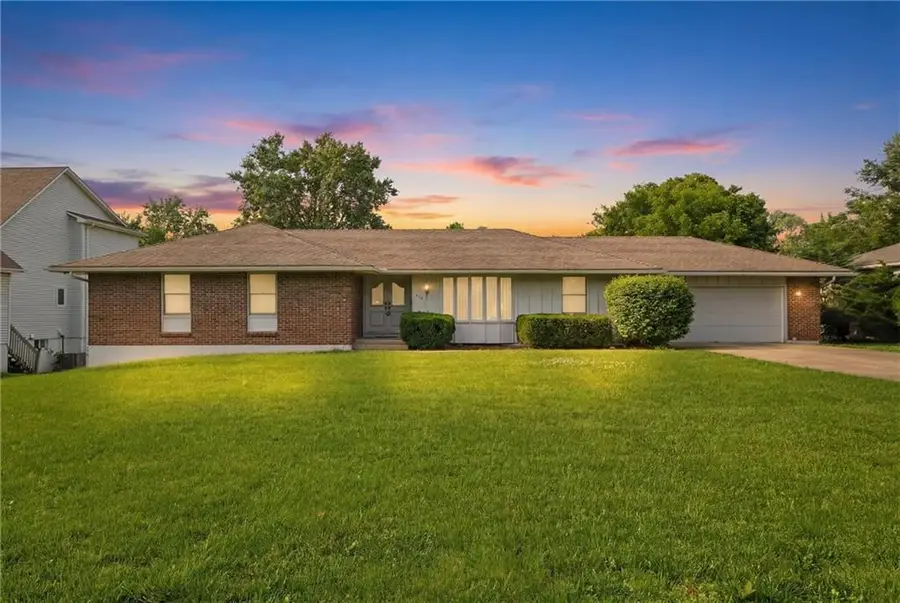 610 E 107th Terrace, Kansas City, MO 64131 - #2