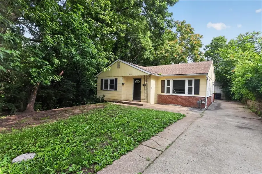 1322 E 82nd Street, Kansas City, MO 64131 - #3
