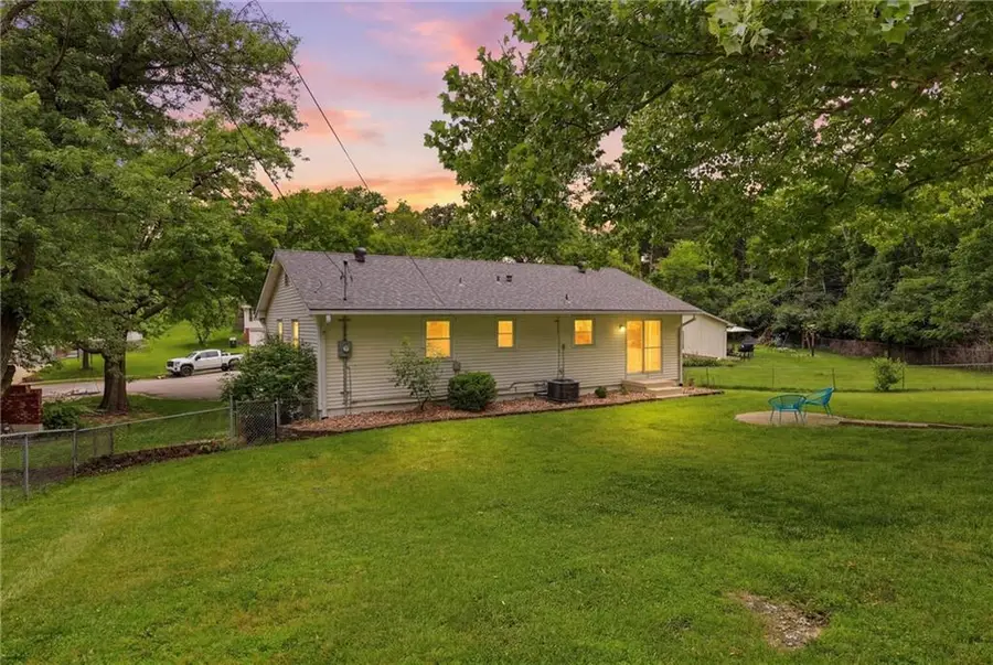 10601 Walrond Avenue, Kansas City, MO 64137 - #2