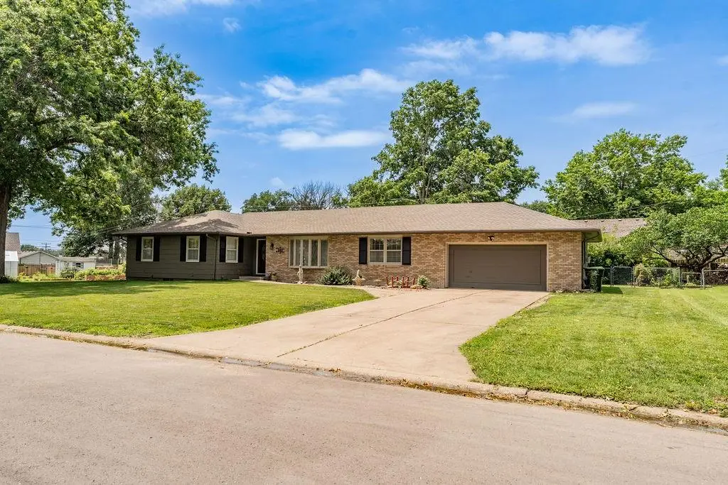 602 Thunderbird Drive, Harrisonville, MO 64701 - #1