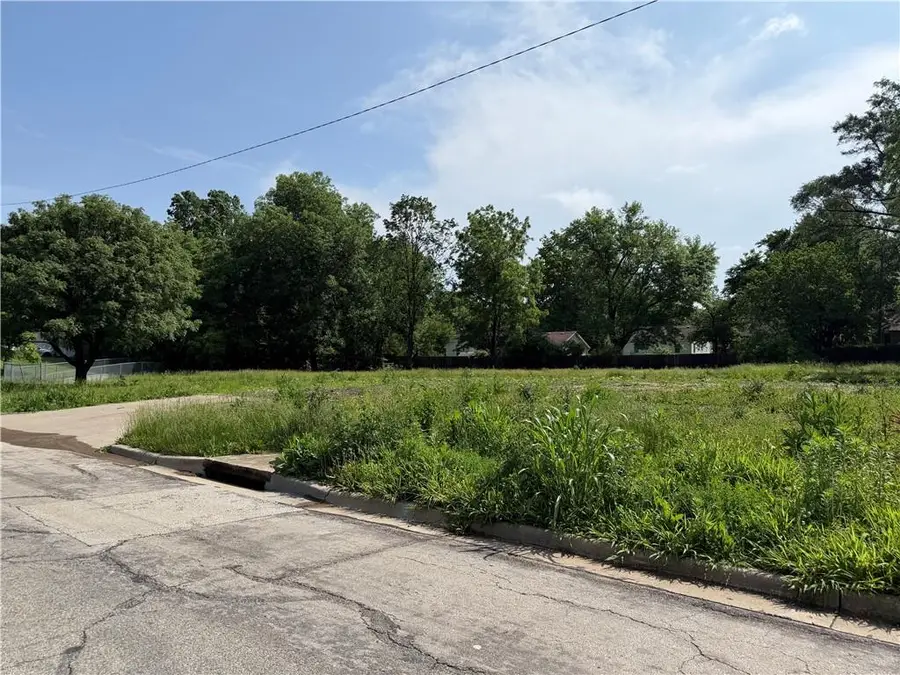 8821 Jarboe Street, Kansas City, MO 64114 - #3