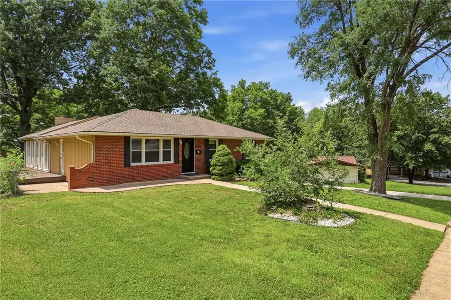 8506 Maple Avenue, Kansas City, MO 64138 - #2