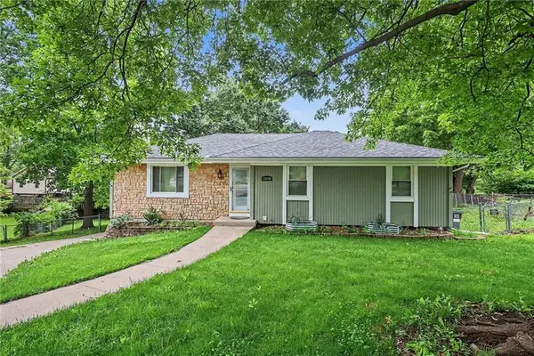 10008 NW 70th Court, Parkville, MO 64152