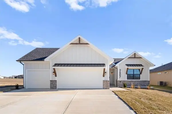 2225 SW Heartland Court, Lee's Summit, MO 64082