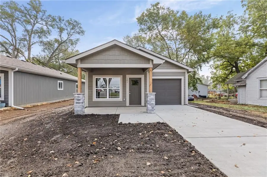 121 S Cedar Street, Ottawa, KS 66067 - #2