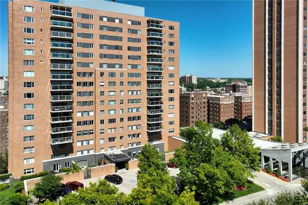 221 W 48th Street #803, Kansas City, MO 64112