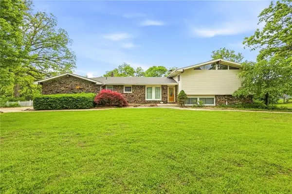 5740 E Catalpa Street, Springfield, MO 65809