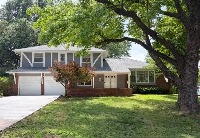 107 W 104th Street, Kansas City, MO 64114 - #1