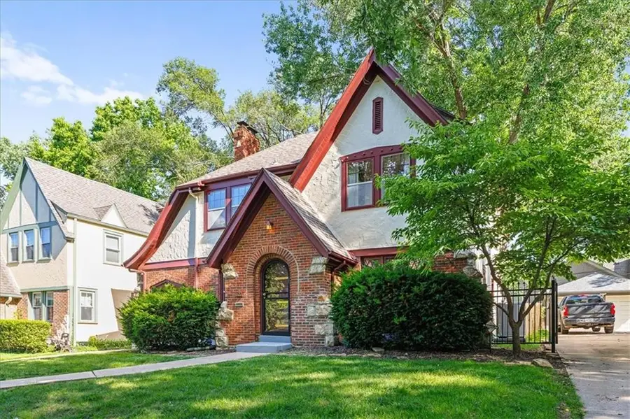 627 W 70 Street, Kansas City, MO 64113 - #3