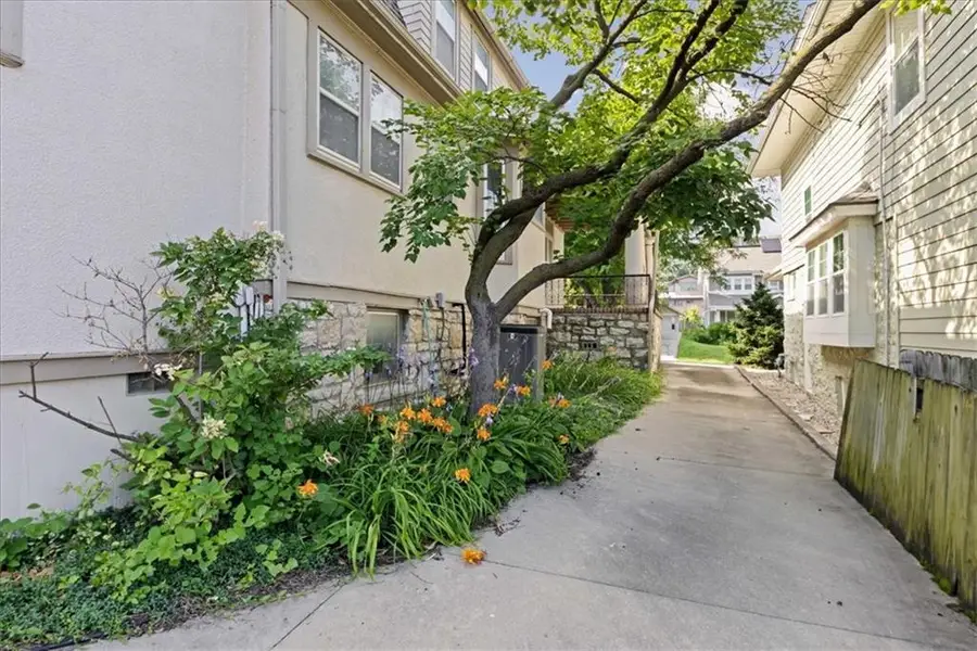 25 E 53rd Street, Kansas City, MO 64112 - #2