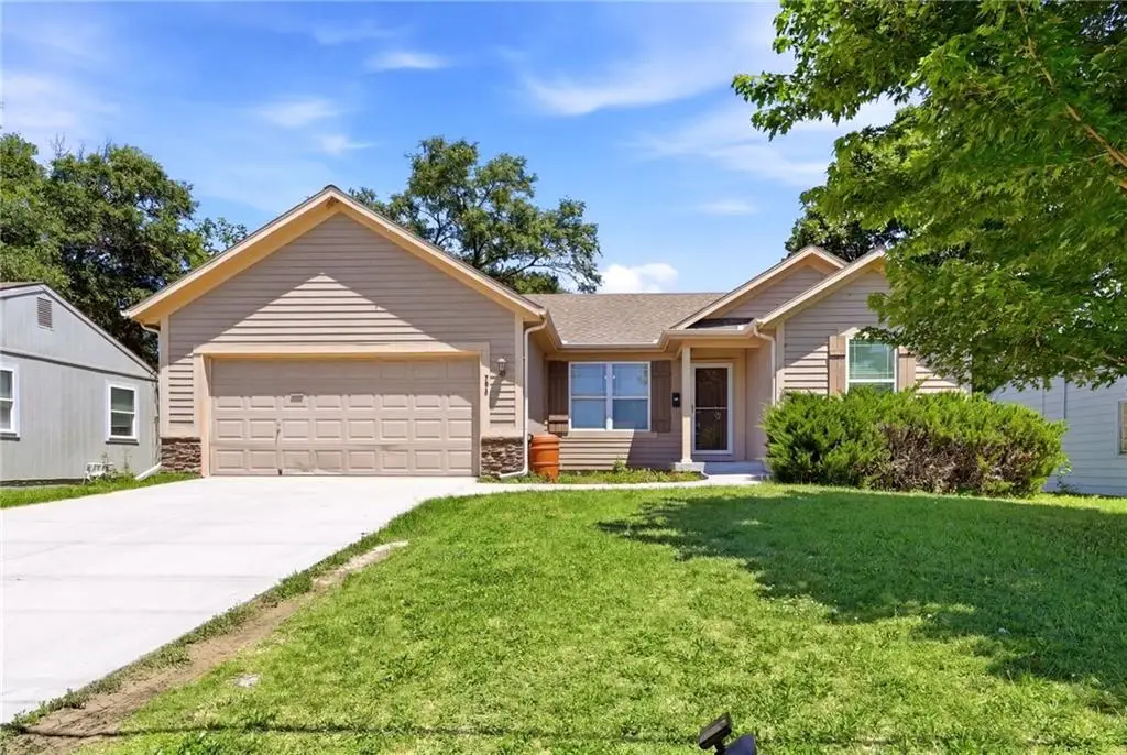 704 W Dennis Avenue, Olathe, KS 66061 - #1
