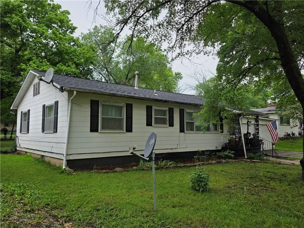 304 Warwick Road, Coffeyville, KS 67337 - #1