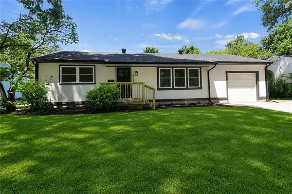 825 S Weaver Street, Olathe, KS 66061
