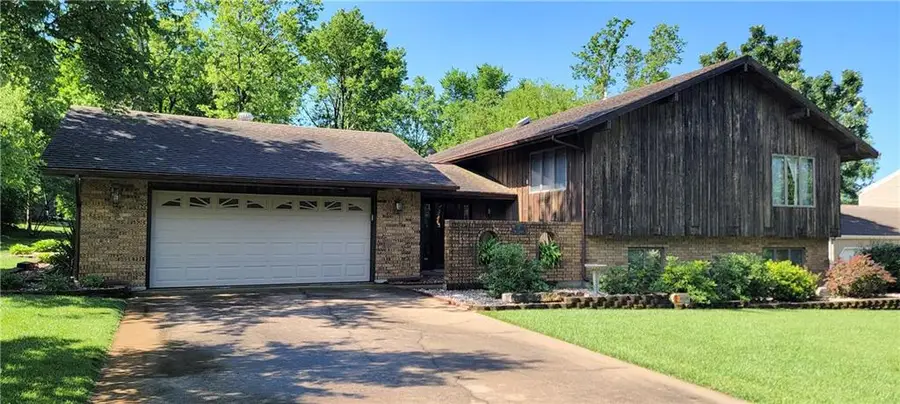 21 W Edwards Street, Iola, KS 66749 - #2