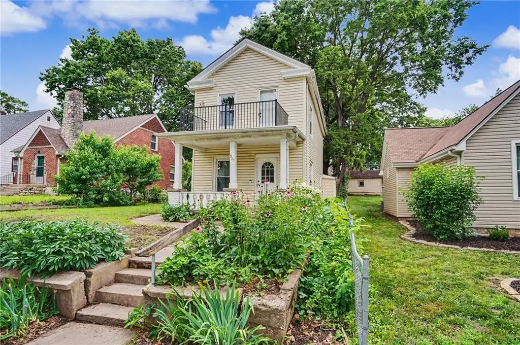 907 N Broadway Street, Leavenworth, KS 66048 - #1