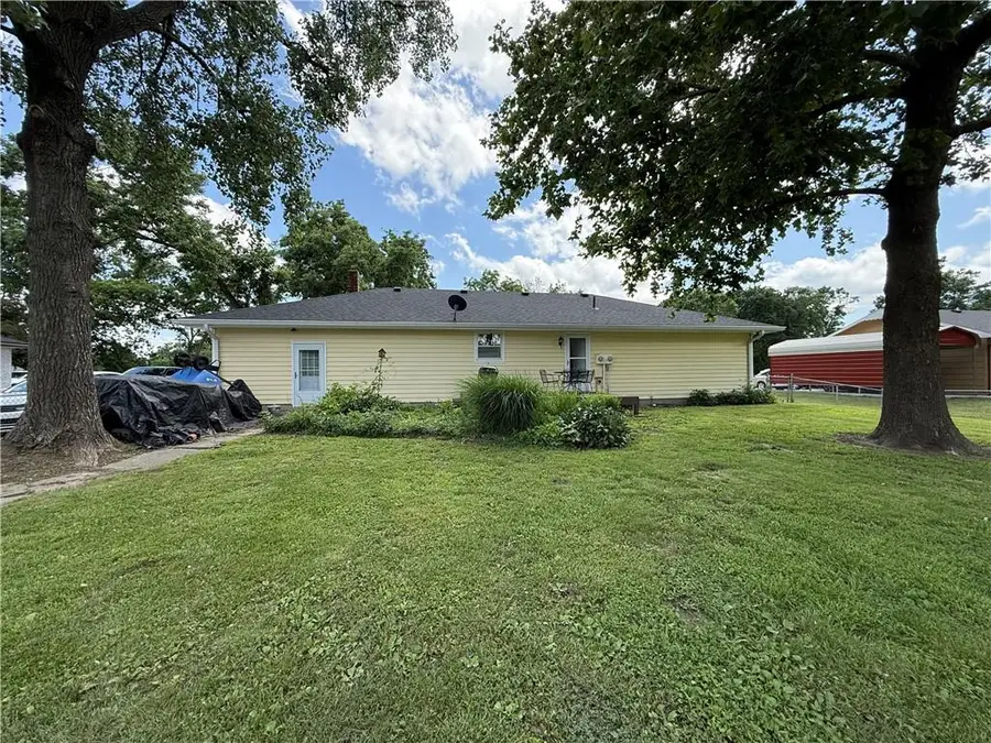 702 E Grand Avenue, Lacygne, KS 66040 - #2