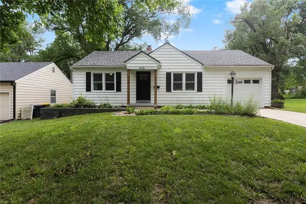 8626 Maiden Lane, Kansas City, MO 64114