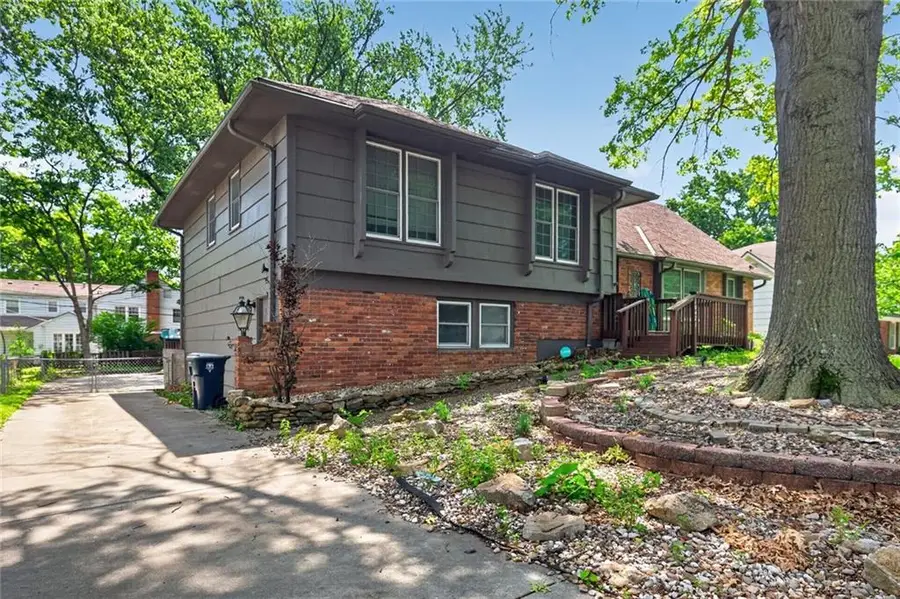 10421 College Avenue, Kansas City, MO 64137 - #2