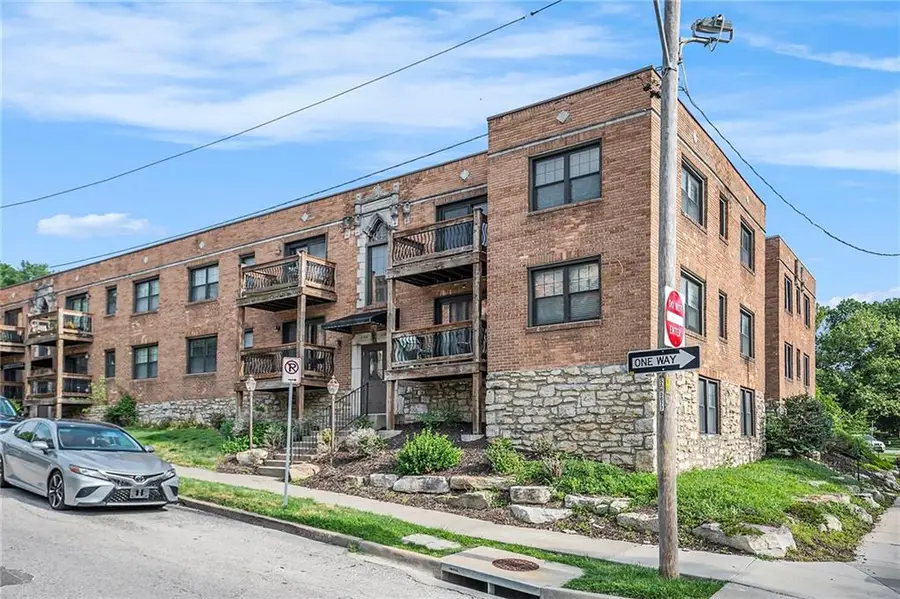 1104 W 46th Street #2, Kansas City, MO 64111 - #3