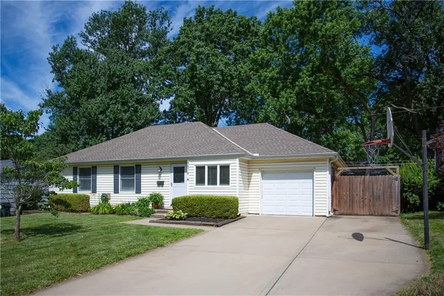 8878 Westbrooke Drive, Overland Park, KS 66212 - #2