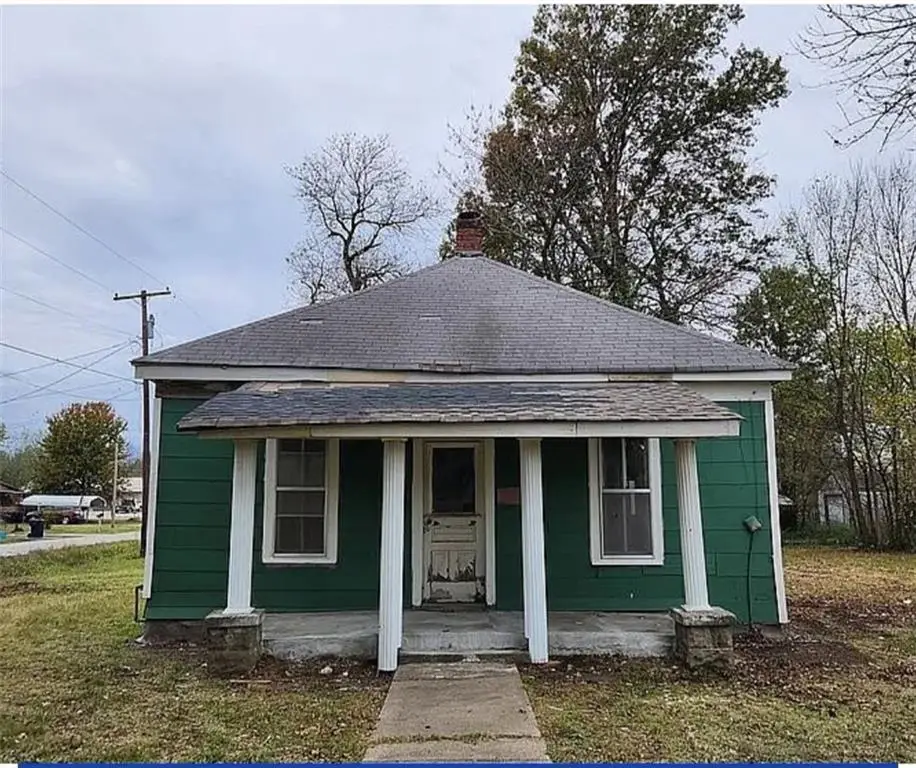 939 S Wyandotte Avenue, Baxter Springs, KS 66713 - #1