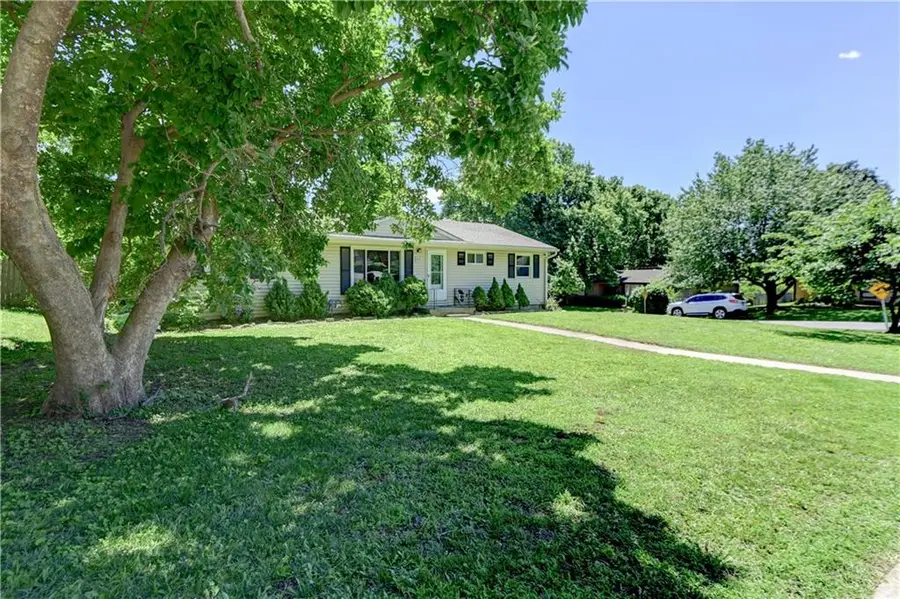 2111 N 33rd Street, Saint Joseph, MO 64506 - #3