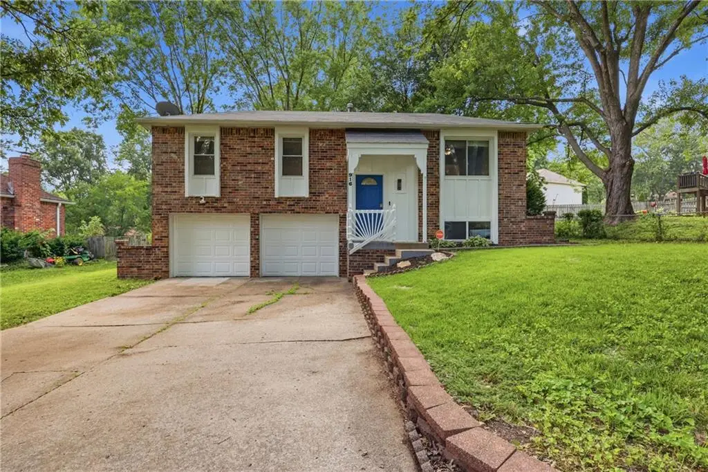 916 NW Berkshire Drive, Blue Springs, MO 64015 - #1