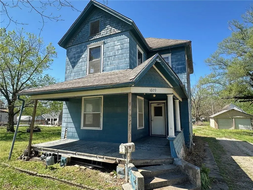 1609 S Evergreen Avenue, Chanute, KS 66720 - #1