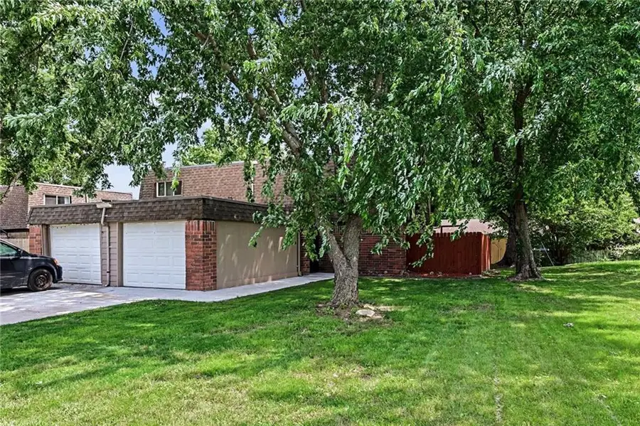 3729 Brush Creek Drive, Lawrence, KS 66047 - #3