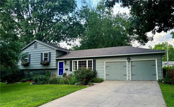 9622 England Drive, Overland Park, KS 66212