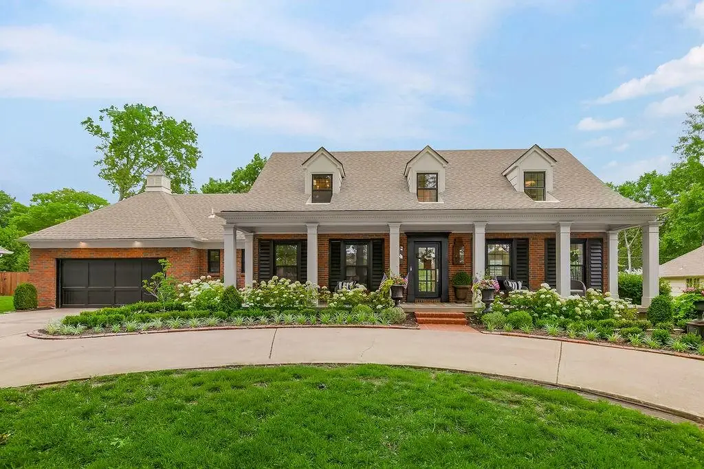 907 W 113th Terrace, Kansas City, MO 64114 - #1