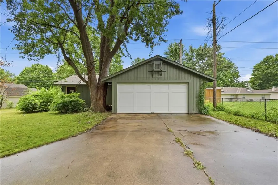 2526 Queen Ridge Drive, Independence, MO 64055 - #3