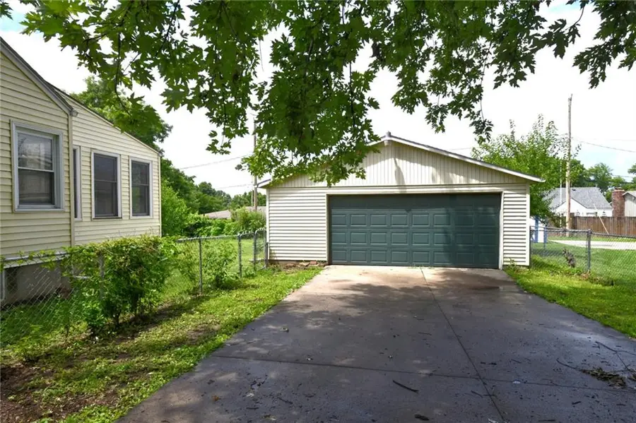 9604 E 32nd Street, Independence, MO 64052 - #3