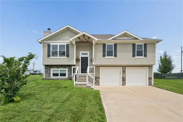 1206 Viola Street, Smithville, MO 64089
