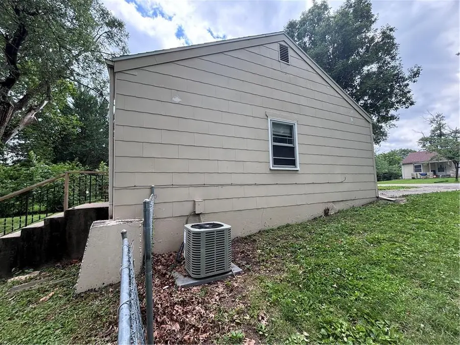 5525 Hunter Street, Raytown, MO 64133 - #3