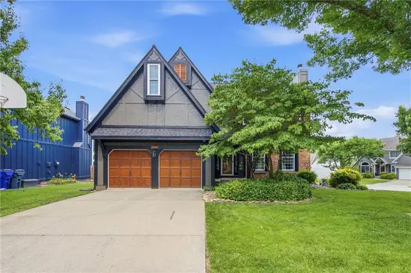11941 S Cottonwood Drive, Olathe, KS 66062