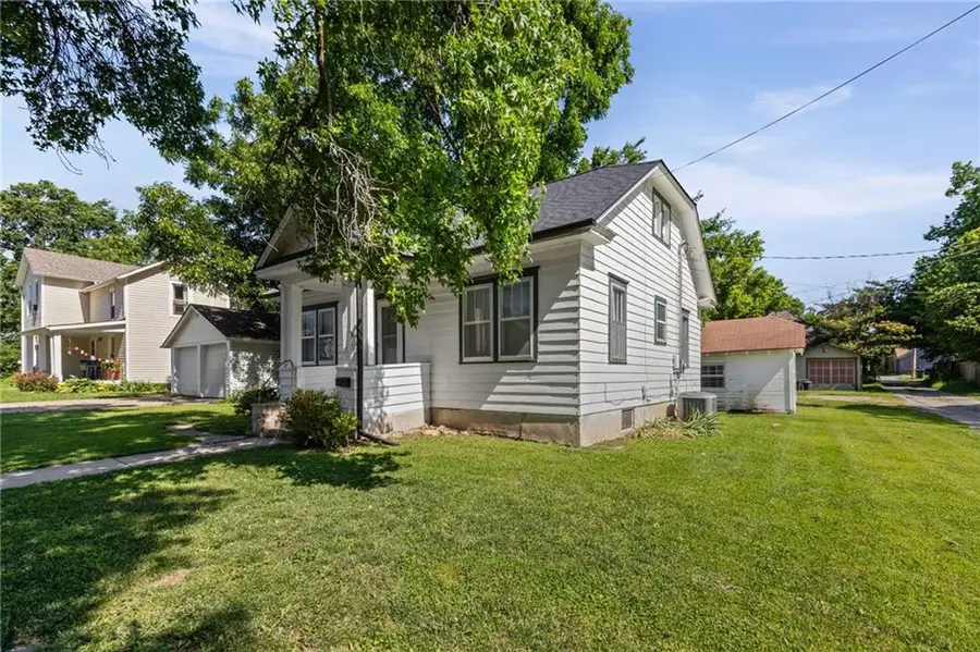 319 W 5th Street, Ottawa, KS 66067 - #3