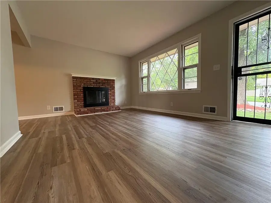 5004 Hawthorne Avenue, Kansas City, MO 64133 - #2