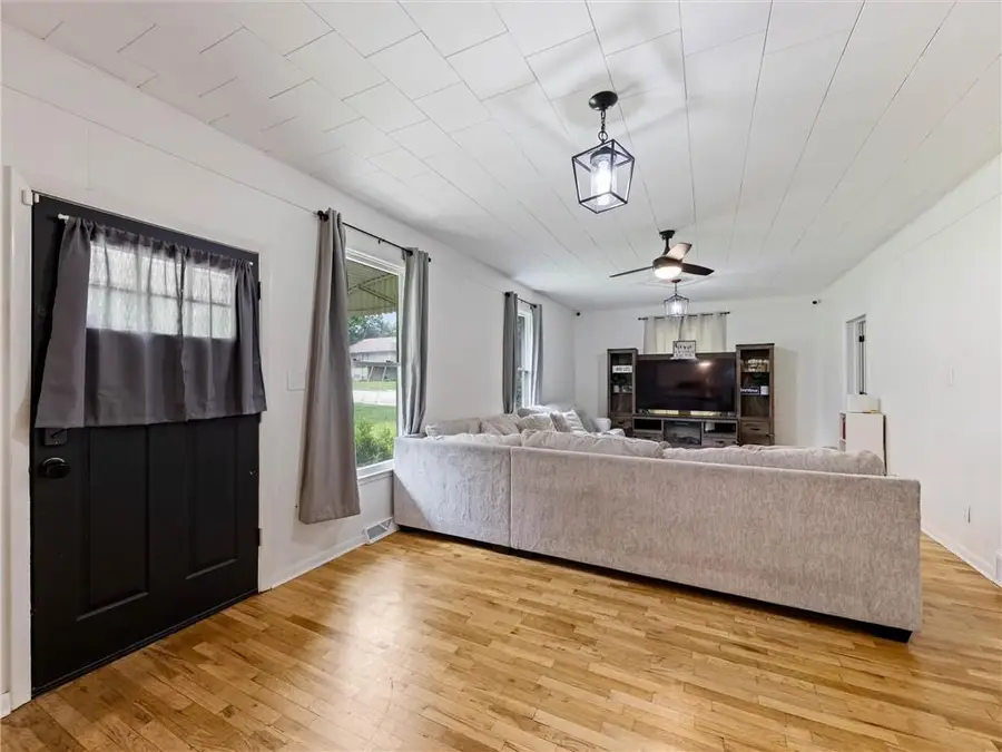 667 Thornton Street, Leavenworth, KS 66048 - #2