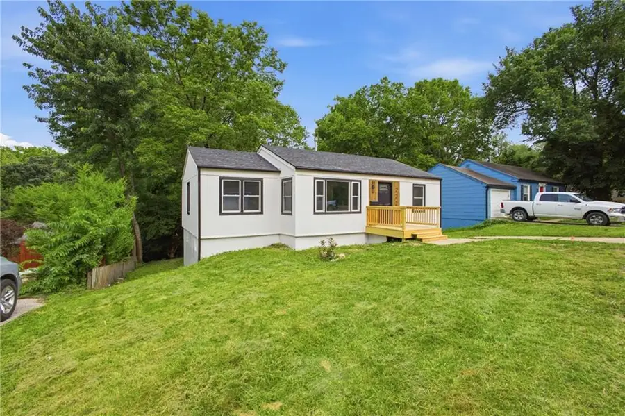 2221 S Hawthorne Avenue, Independence, MO 64052 - #3