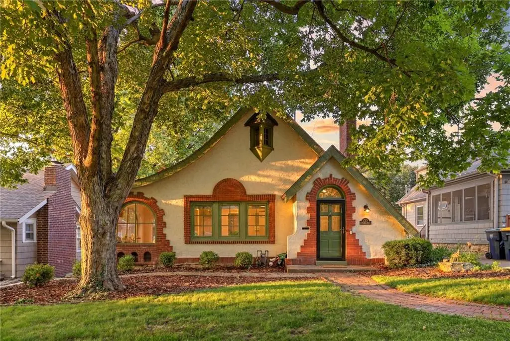 309 E Winthrope Road, Kansas City, MO 64113 - #1