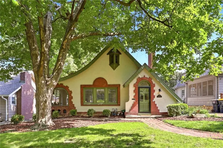 309 E Winthrope Road, Kansas City, MO 64113 - #2
