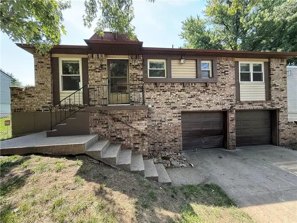 816 NW Oxford Drive, Blue Springs, MO 64015
