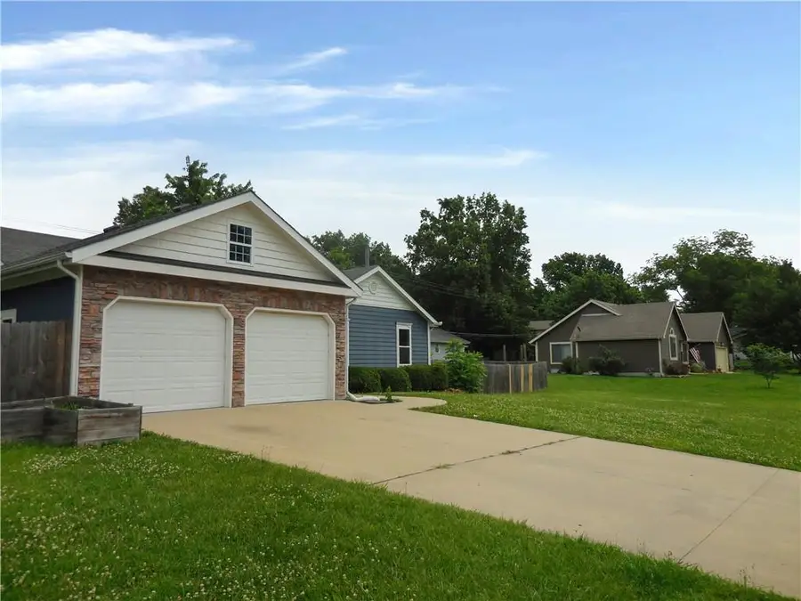 1000 Oakwood Street, Harrisonville, MO 64701 - #2