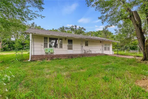 21455 S Moonlight Road, Gardner, KS 66030