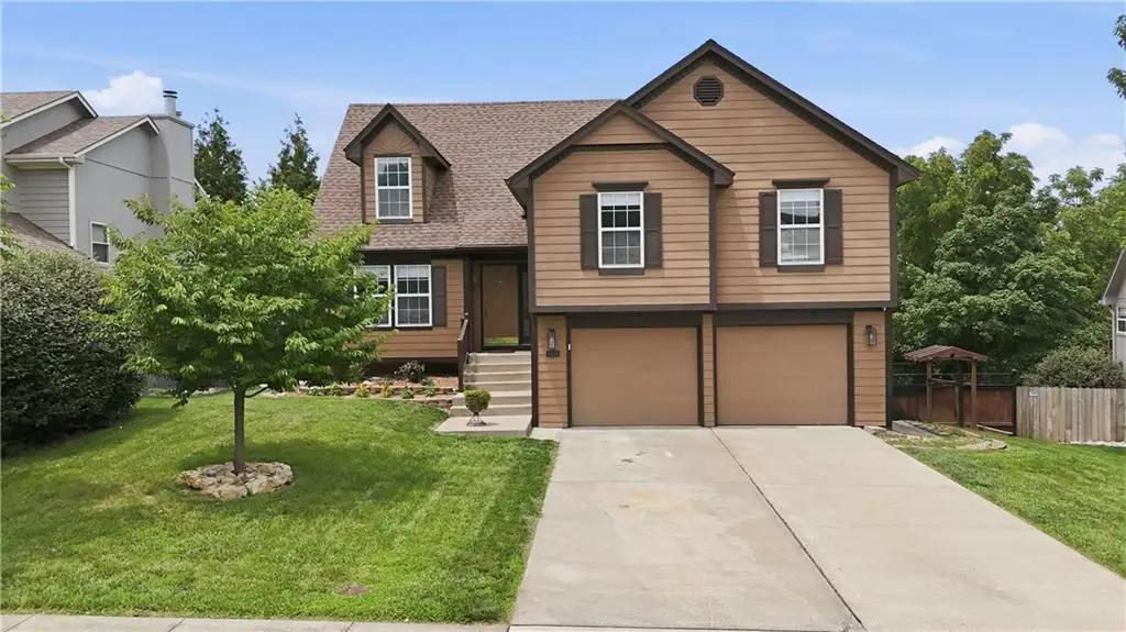1612 NE Bluff Street, Lees Summit, MO 64086 - #1