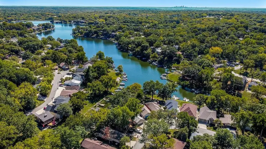 621 NW North Shore Drive, Lake Waukomis, MO 64151 - #2