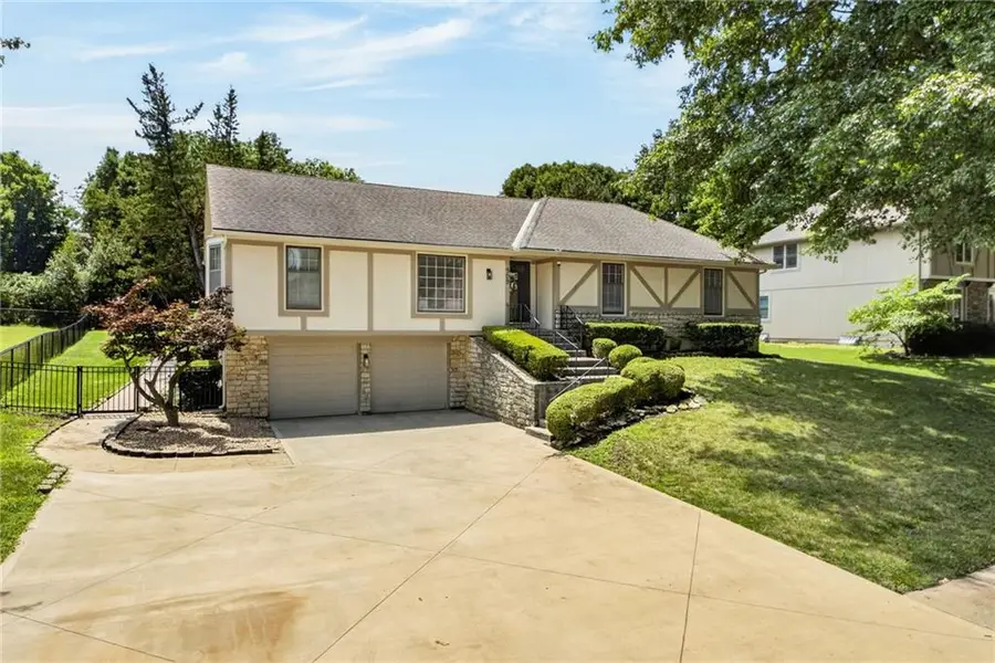 909 W 121st Street, Kansas City, MO 64145 - #2